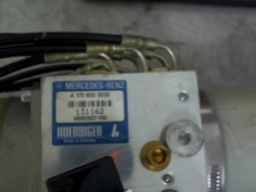 Piece-Moteur-de-capote--491aeec47f7e78a403740bcf54aa5f5cbddf55ad2f38fbf5331cd41103fe646b.jpg 2