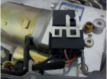 Piece-Moteur-de-capote--a442ae5fec2121cb179544216164384f810cd9ee3b1a0ad466a6c48f340c55db.jpg